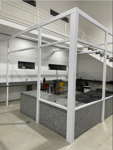 Móveis em alumínio e vidro — obra executada pela Quality Glass