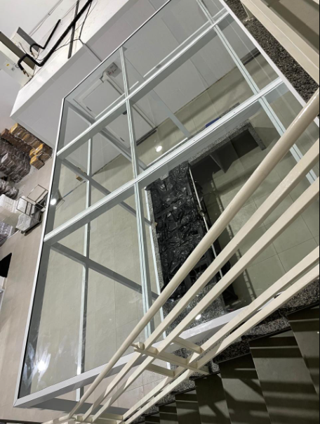 Fechamento de mezanino — projeto realizado pela Quality Glass